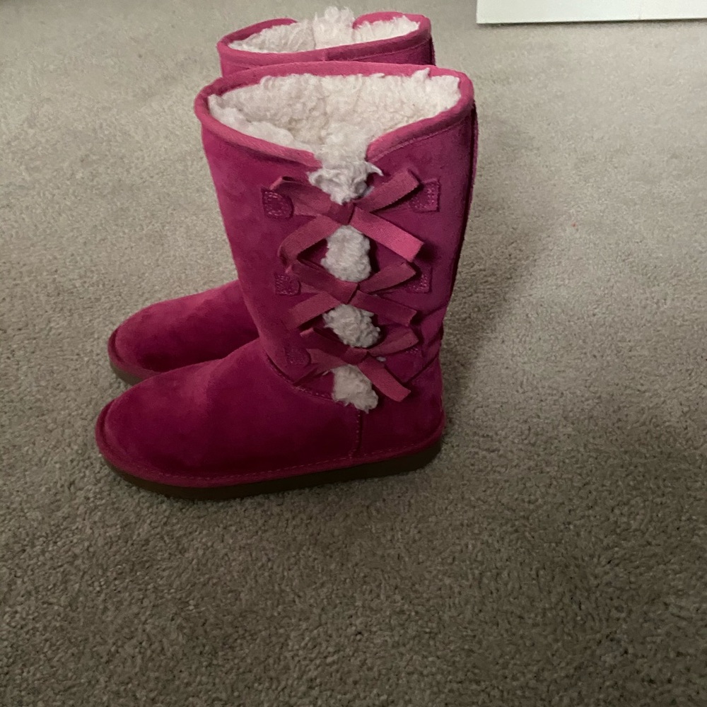 Girls size 4 UGGS in fuchsia pink